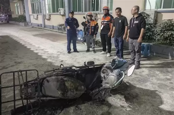 仅3分钟!外卖小哥送餐回来懵了:电动自行车已烧成空架
