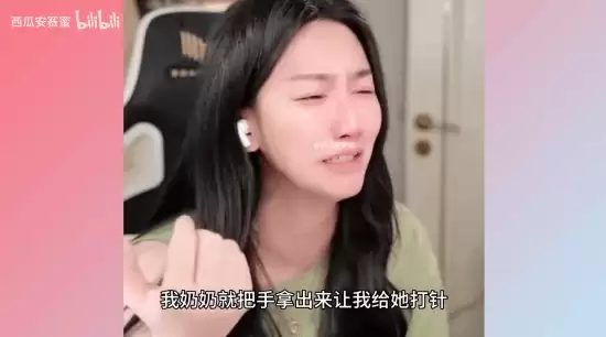 痛哭赛道第一人！初代电竞女神小苍直播间当众痛哭