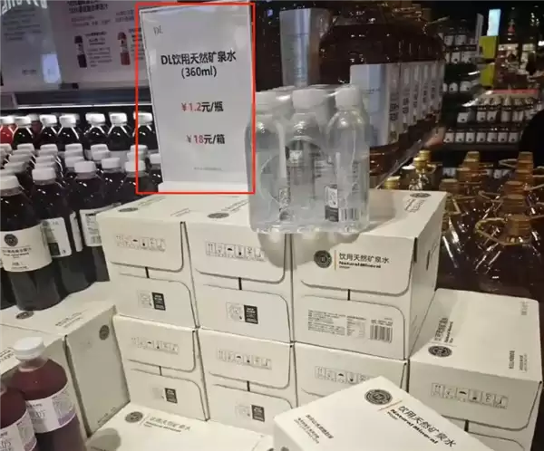 胖东来18元/箱矿泉水遭哄抢:顾客直接堆满购物车 8到10箱是标配