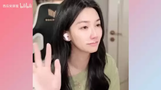 痛哭赛道第一人！初代电竞女神小苍直播间当众痛哭