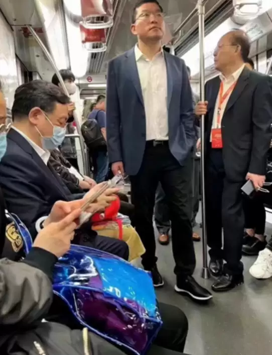 王传福携众高管坐地铁参加北京车展 网友:太接地气 车厢把手也非常巧合