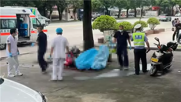 SUV突然横跨三车道右转 直行摩托车躲闪不急碰撞：骑手无了