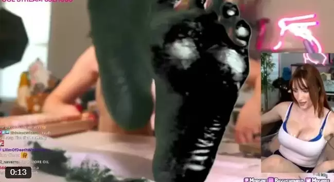 国外女主播因用脚底当屏幕映射直播《黑暗之魂3》被封禁
