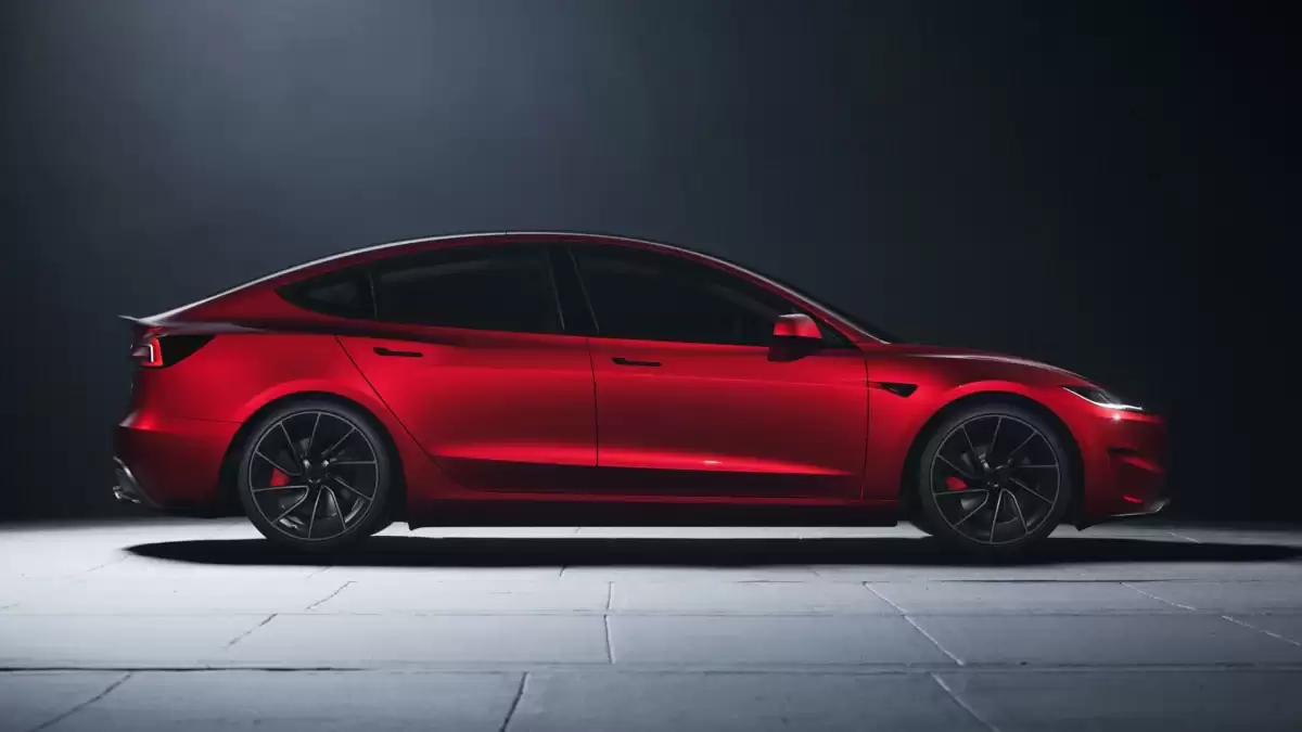 特斯拉高管:正研究三电机版Model 3的可行性