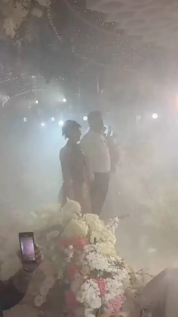 婚礼现场突然烟雾弥漫:300名宾客以为是浪漫节目 原因太离谱