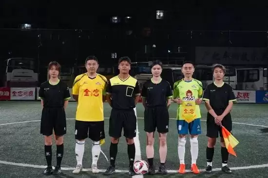 双方球队代表合影