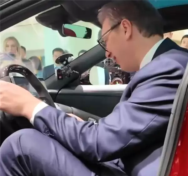 被问买不买小米汽车 武契奇幽默直言:买不起!
