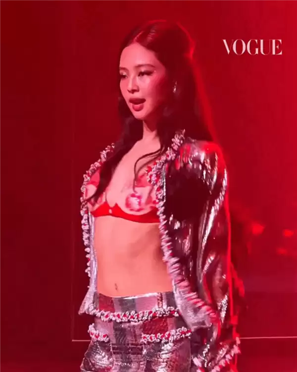 Jennie新歌歌词惹争议 豹纹内衣跪姿舞台也被批过火