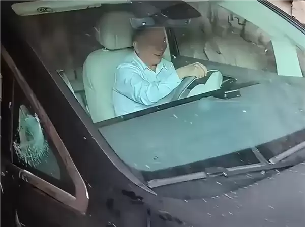 大爷开MPV强闯挂壁公路被刮成裸车!目击者:后视镜刮掉、轮胎也爆了
