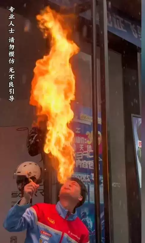 没车卖只能卖才艺了！全国张雪机车门店变张雪传媒：马头琴、喷火、金枪刺喉花式比拼