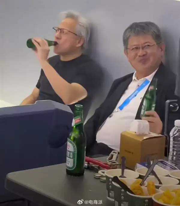 可能是最接地气万亿富豪!黄仁勋电脑展躺地喝酒 松弛感直接拉满