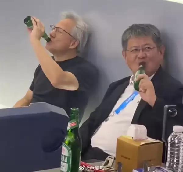 可能是最接地气万亿富豪!黄仁勋电脑展躺地喝酒 松弛感直接拉满