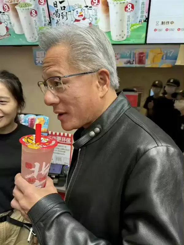 可能是最接地气万亿富豪!黄仁勋电脑展躺地喝酒 松弛感直接拉满