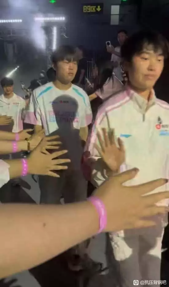 BLG选手Bin哥赛前拒绝与粉丝击掌 全程黑脸引热议