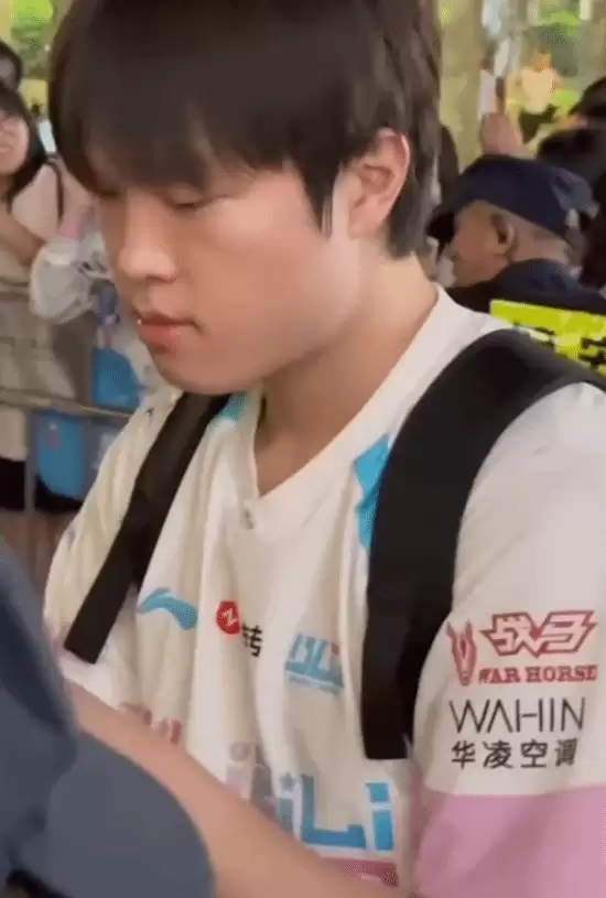 BLG选手Bin哥赛前拒绝与粉丝击掌 全程黑脸引热议