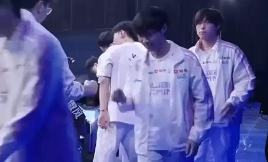 BLG选手Bin哥赛前拒绝与粉丝击掌 全程黑脸引热议