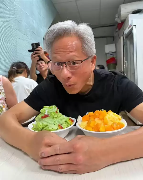 可能是最接地气万亿富豪!黄仁勋电脑展躺地喝酒 松弛感直接拉满