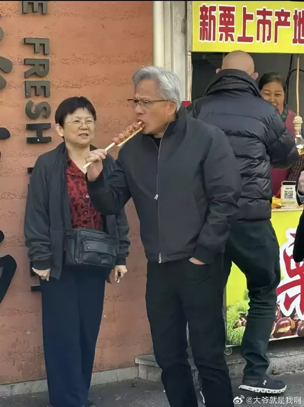 可能是最接地气万亿富豪!黄仁勋电脑展躺地喝酒 松弛感直接拉满