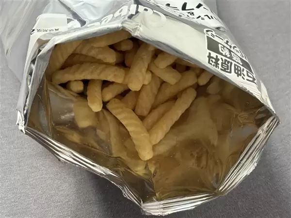 日本黑白包装零食上架开卖:陈列货架上格外扎眼