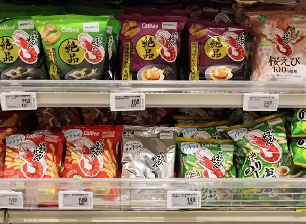 日本黑白包装零食上架开卖:陈列货架上格外扎眼