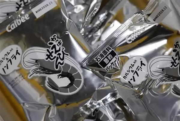 日本黑白包装零食上架开卖:陈列货架上格外扎眼