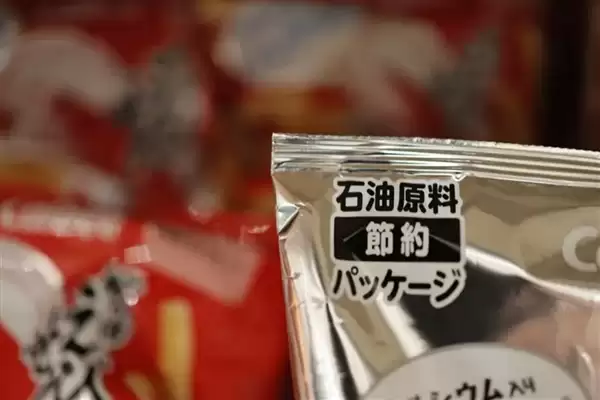 日本黑白包装零食上架开卖:陈列货架上格外扎眼