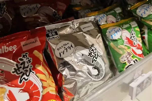 日本黑白包装零食上架开卖:陈列货架上格外扎眼