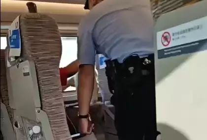 高铁乘客突然拿出台式电风扇吹风被劝阻 12306回应:能带但不能用