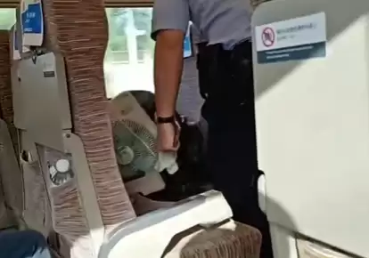 高铁乘客突然拿出台式电风扇吹风被劝阻 12306回应:能带但不能用