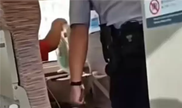 高铁乘客突然拿出台式电风扇吹风被劝阻 12306回应:能带但不能用