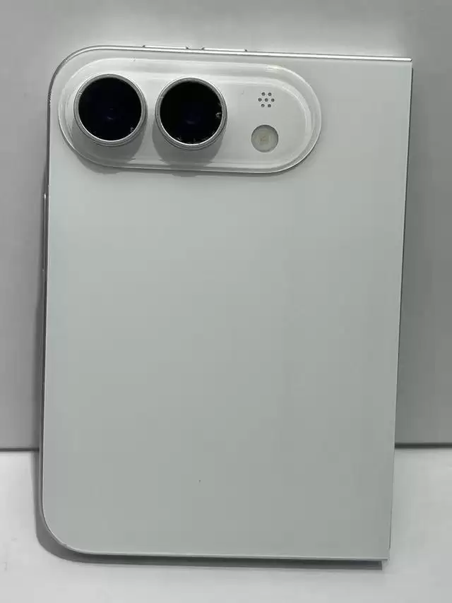 苹果折叠屏iPhone Fold机模高清细节图曝光，或仅推出白色版本