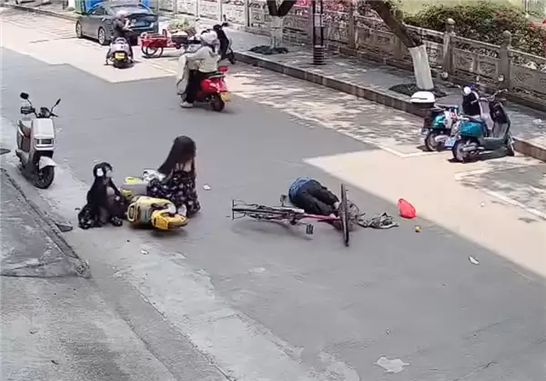 两未成年少女骑电动车逆行撞晕老人 官方通报:三人均无碍