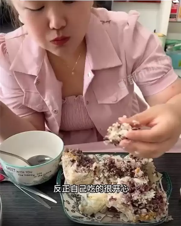 女子自制蛤蟆粽子 蛤蟆肚里塞糯米蛋黄 网友:粽子甜咸大战就此落幕