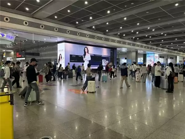 出发与抵达,总有凯度:机场高铁大屏,把 “用心生活” 带进旅途