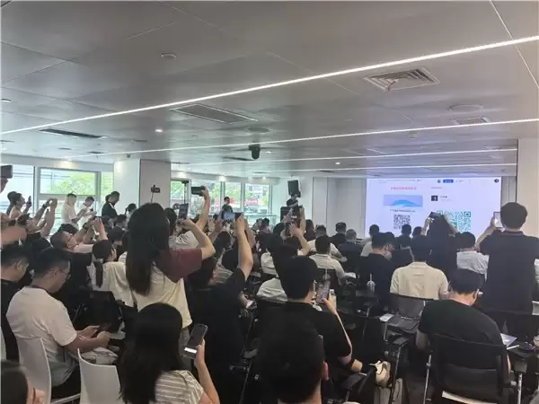 全程起立拍照:飞书“走近北汽福田”,为什么让同行追着抄作业