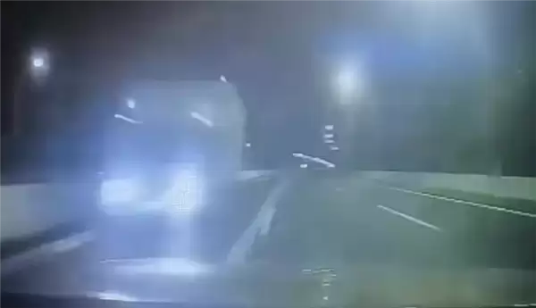 货车在高速逆行两车擦肩而过险酿惨剧 交警:记12分