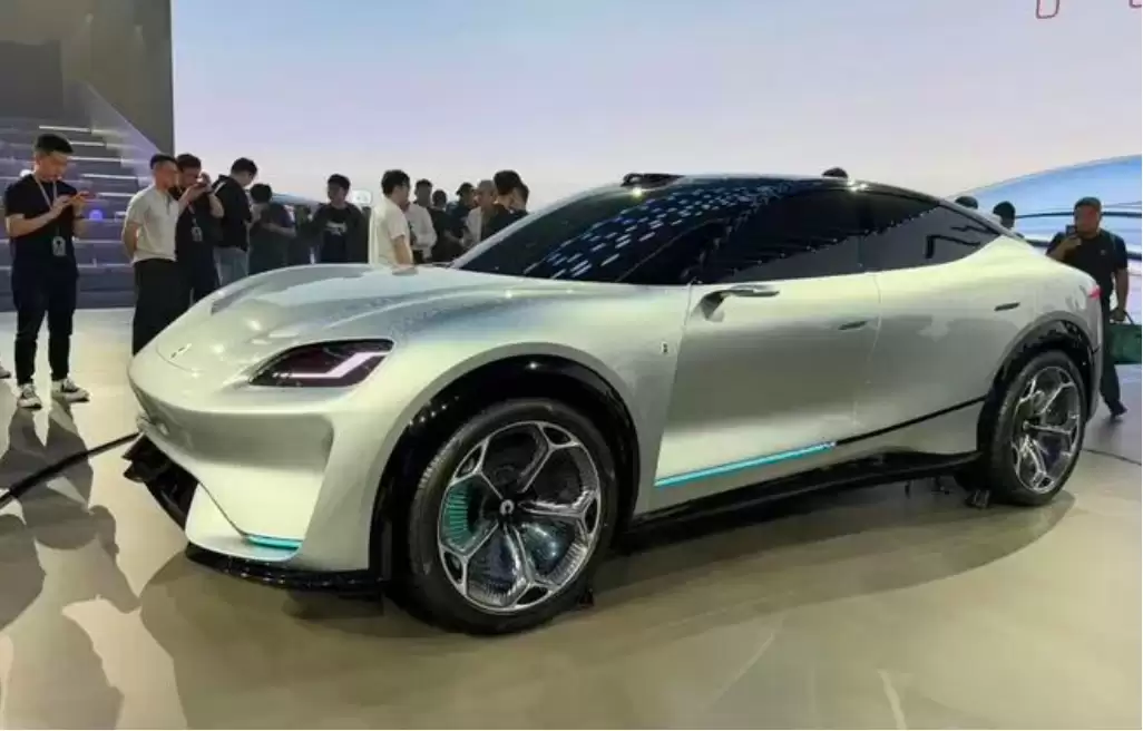 AI“投胎”物理世界,第一志愿选了AI汽车