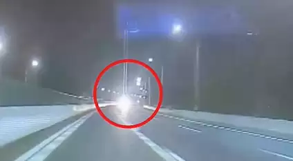 货车在高速逆行两车擦肩而过险酿惨剧 交警:记12分