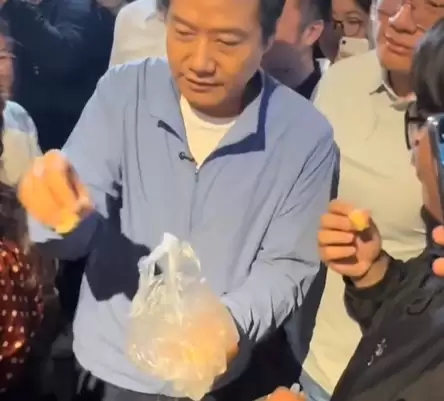 雷军现身盐城给粉丝发麦芽糖:边吃边发太接地气
