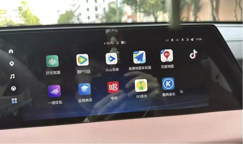 AI“投胎”物理世界,第一志愿选了AI汽车