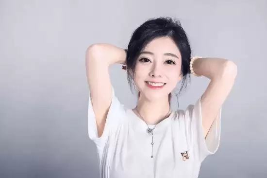 冯提莫直播承认整容!自嘲“像被菜刀割过”