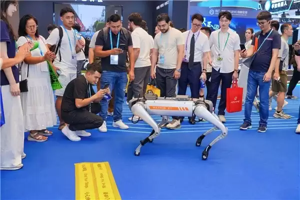 机械臂可语音控制、兼容开源算法,视源股份“全生态兼容”机器人方案引中外客商关注
