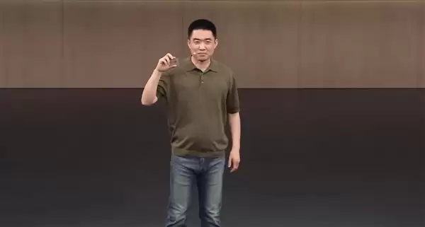 李想高举马赫M100求合影:记得标上全世界性能最强AI芯片
