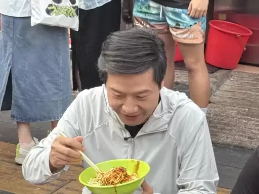 网友偶遇雷军武汉街头过早:蹲小板凳嗦热干面 被夸帅气还聊到世界杯