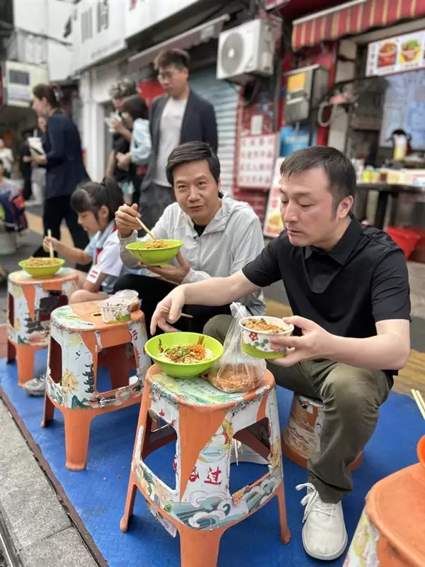 网友偶遇雷军武汉街头过早:蹲小板凳嗦热干面 被夸帅气还聊到世界杯
