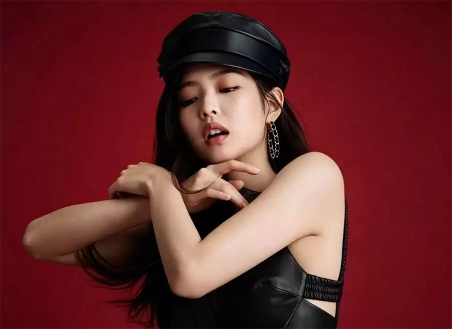Beats再度联手JENNIE:Beats x 玛瑙黑Solo 4开售,售价1799元 Beats再度联手JENNIE:Beats x 玛瑙黑Solo 4开售,售价1799元