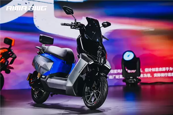 年轻人的第一台性能电摩!爱玛黑翼品牌发布 S360/S790同步登场