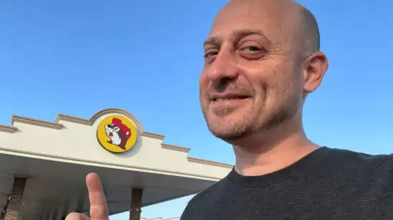 百万富翁乘私人飞机坠亡!撞上公路汽车 火光冲天