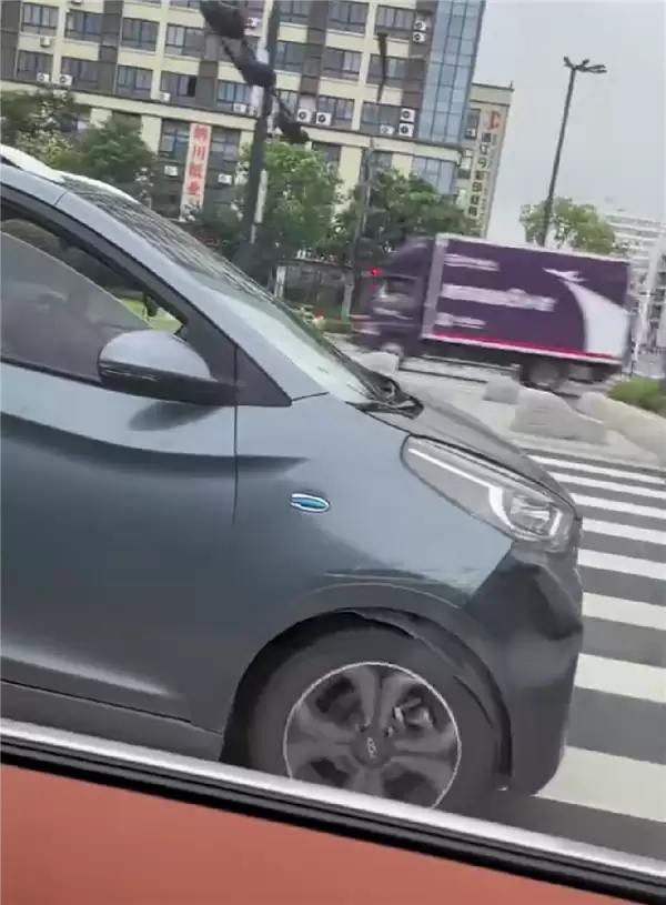 无视交规!男子脚踩方向盘开车玩手机:当地交警火速传唤处罚
