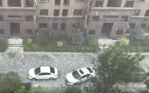 刚提的奔驰遇特大冰雹被砸出上百个凹坑:去地库避险又撞掉车标